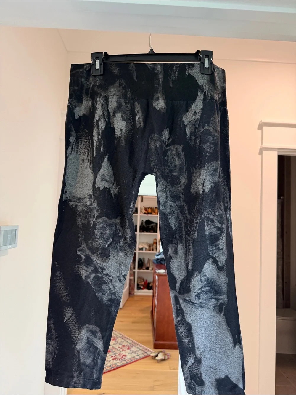 Abstract Print Active Capri Leggings - Black and Gray